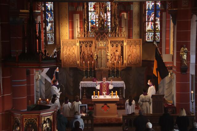 Hochgebet im Gottesdienst: umrahmt von den beiden Kolpingbannern feiert Präses Stadtmüller die Eucharisite für die lebenden und verstorbenen Mitglieder der Kolpingsfamilie | Foto: Egon Galmbacher