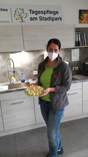 Teamleitung Frau Wetterauer präsentiert stolz die Plätzchen | Foto: I.Knecht