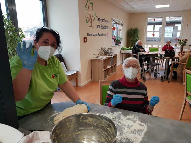 Gemeinsam mit voller Kraft wird der Teig vorbereitet | Foto: I.Knecht