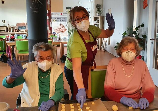 Die Damen der Tagespflege unterstützen Frau Bayer beim Backen | Foto: I.Knecht