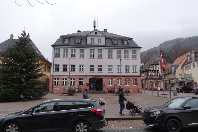 Kein Feiern der Jahreswende im Freien!
Die Corona-Verordnung in Bayern verbietet das Feiern auf öffentlichen Plätzen und Anlagen.
Außerdem ist ein Alkoholverbot auf besonders belebten Bereichen ausgesprochen.