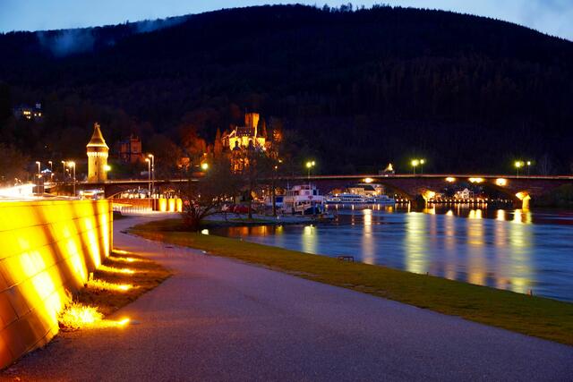 Kein Feiern der Jahreswende im Freien!

Die Corona-Verordnung in Bayern verbietet das Feiern auf öffentlichen Plätzen und Anlagen.
Außerdem ist ein Alkoholverbot auf besonders belebten Bereichen ausgesprochen.
Die speziellen Straßen und Plätze sind von den Kreisverwaltungsbehörden festgelegt.
