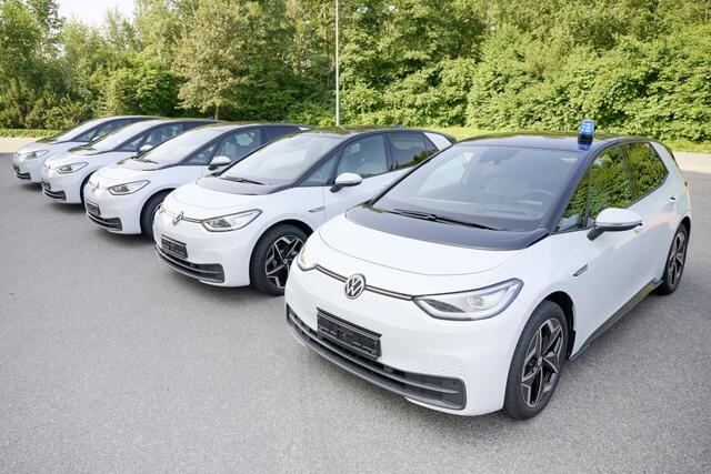Die Polizei in Niedersachsen setzt auf VW Elektro Mobilität. Die Behörde hat bei Europas Marktführer für vollelektrische Autos insgesamt 215 ID.3 als Einsatzfahrzeuge bestellt.