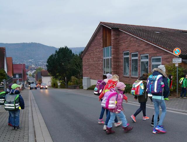 Am Montag, 10. Januar 2022, beginnen in Bayern wieder der Schulunterricht und der Kitabetrieb.
Für Kinder, Eltern und Lehrkräfte bedeutet das die Beachtung neuer Vorschriften und Regeln.
