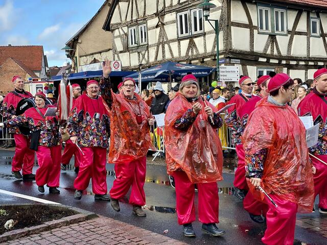 Karneval noch vor Corona: Der bunte Kreiskarnevalszug schlängelt sich 2020 durch Mömlingen. | Foto: meine-news