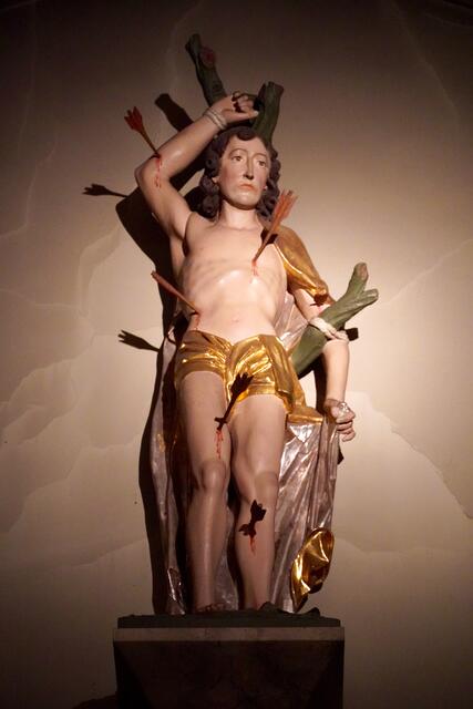 Sebastian war und ist ein volkstümlicher (Vieh-) Heiliger und Pest-Patron. Hier eine Statue in der Wallfahrtskirche in Walldürn. 