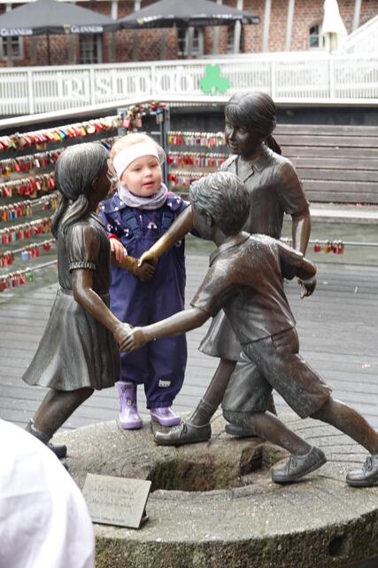 FRÜHLING DER HOFFNUNG

Vom 14. bis 16. Jahrhundert war die jungfräuliche heilige Dorothea ein beliebtes Motiv der Künstler für Bilder, die in der Winterzeit der Kriege, Krankheiten und Ängste den Frühling der Hoffnung zeigen sollten. Sie wurde zu Patronin der werdenden Blumen und aller Früchte, der Blumenhändler, Bierbrauer, Winzer und Obstbauern. 