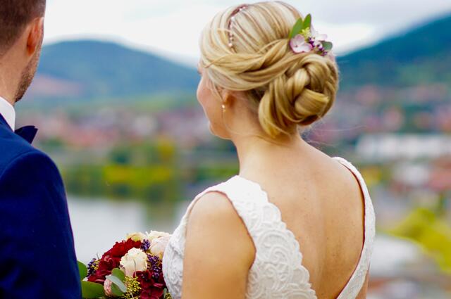 Am 14. Februar ist bekanntlich Valentinstag: der Märtyrer aus dem dritten Jahrhundert gilt als Pest-Patron und Helfer in vielen Nöten. Blumenschenken und Glückwunsch-Bräuche zwischen Verliebten und Ehepaaren begründen sich volkskundlich aus Liebesorakeln.