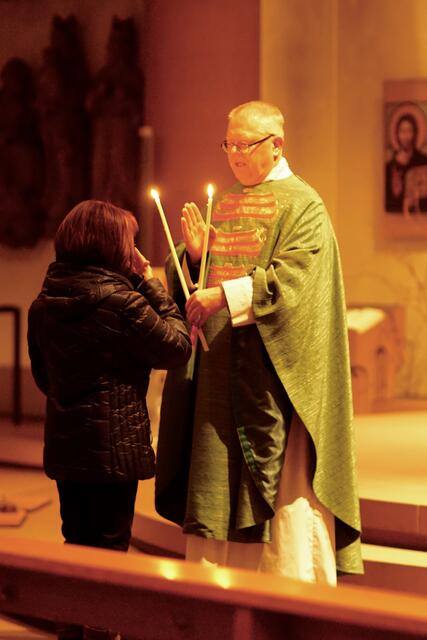 Einen Tag später (3.2.) wird der Blasius-Segen erteilt. Den Gläubigen gibt der Priester über zwei gekreuzten brennenden Kerzen den Segen zum Schutz vor Halskrankheiten. Nach einer Legende soll der armenische Bischof Blasius einem Buben das Leben gerettet haben, als dieser an einer Fischgräte zu verstecken drohte.