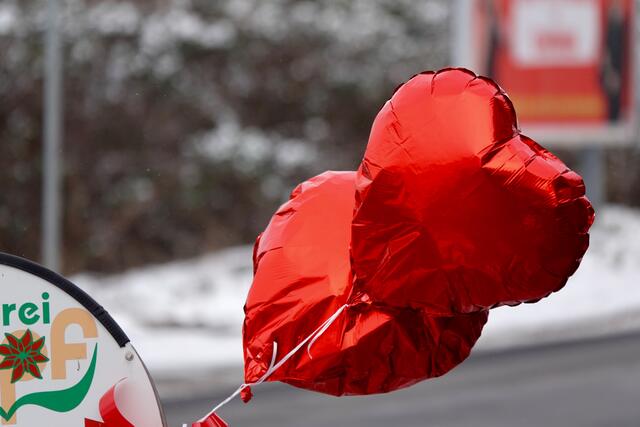  Herz-Luftballons am Straßenrand läuten den St. Valentinstag ein. Foto Roland Schönmüller