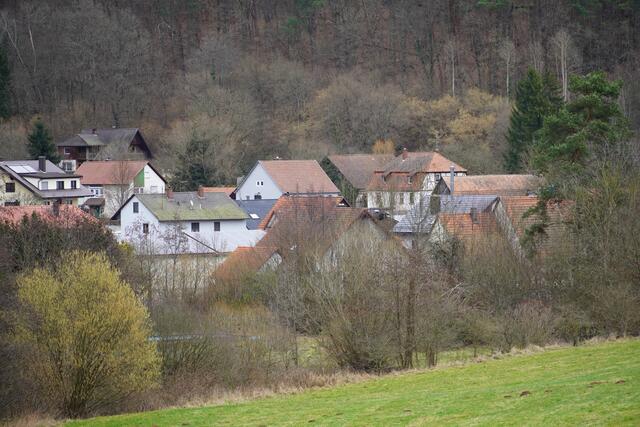 Der idyllische Ort Riedern im Odenwald liegt beidseitig der Erf auf 203 m über dem Meeresspiegel - direkt an der Landesgrenze zu Baden-Württemberg. 