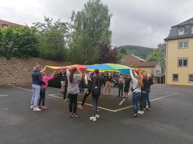 Kinder der Heinrich-Ernst-Stötzner-Schule beim Pausenprogramm des Projekts „WELTfairÄNDERER“ des Jugendhauses im letzten Jahr. | Foto: Heinrich-Ernst-Stötzner-Schule Miltenberg