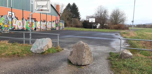 Viele Jugendliche nutzen den Basketball-Platz. Doch eine Sitz-Bank und ein Mülleimer fehlen.