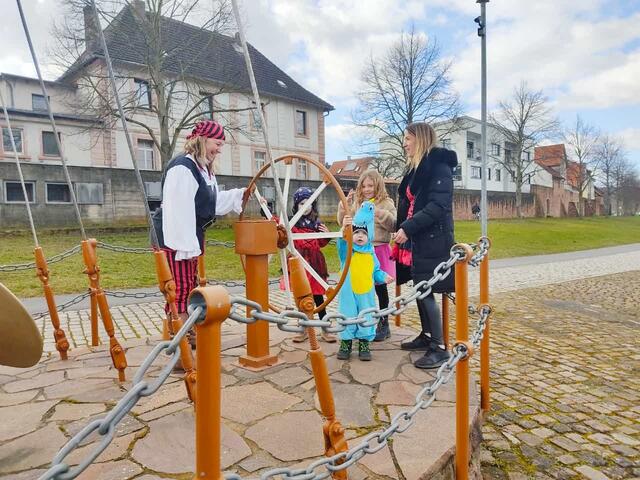 Endlich mal den Schiffermast entern und ein paar piratenmäßige Prüfungen bestehen. Hier ein kleiner Dino am Steuerrad.