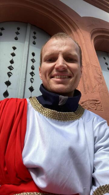 Ruhe vor dem (An)Sturm - Unser Römer Stefan fordert die Kinder beim Würfeln heraus. Der Gewinner erhält das Lösungswort. Ob da alles mit rechten Dingen zuging? ;-)