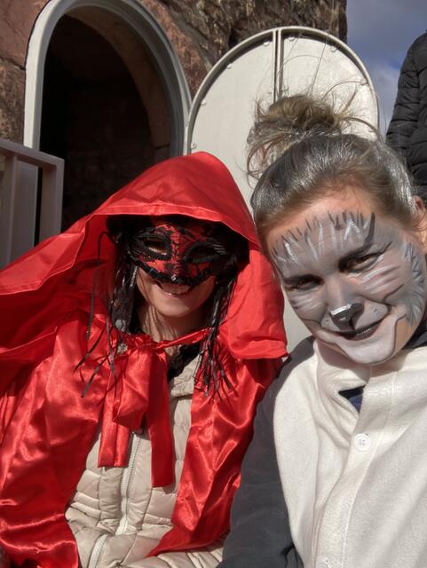 Zufallsbegegnung am Tannenturm - Wolf und Rotkäppchen in Harmonie. Das kann nur Fasching ;-)