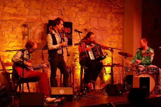 Auftritt der Band Gankino Circus im vergangenen Jahr in der Zehntscheune Kleinwallstadt.
Warten Sie nicht weiter ab und besuchen Sie eines der Kulturhighlights in der Region. Es lohnt sich!