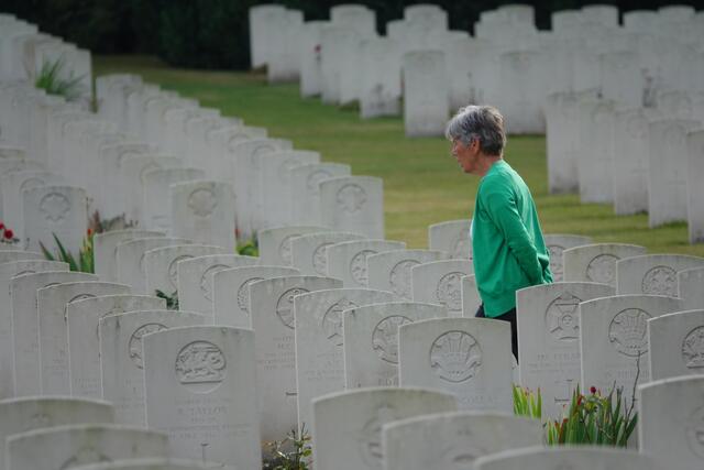 Internationaler Frauentag 2022: Neben Besinnung, innerer Einkehr und Betroffenheit ist der Blick auch auf aktuelle Probleme der Menschheit gerichtet. Eine ältere Frau beim Besuch auf einem Soldatenfriedhof.