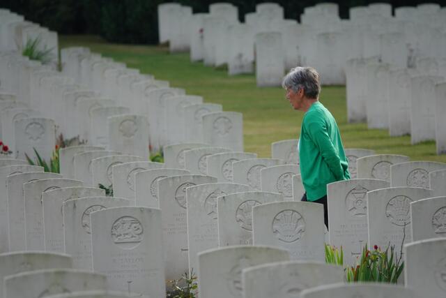  Internationaler Frauentag 2022: Neben Besinnung, innerer Einkehr und Betroffenheit  ist der  Blick auch auf aktuelle Probleme der Menschheit gerichtet. Eine ältere Frau beim Besuch auf einem Soldatenfriedhof. 