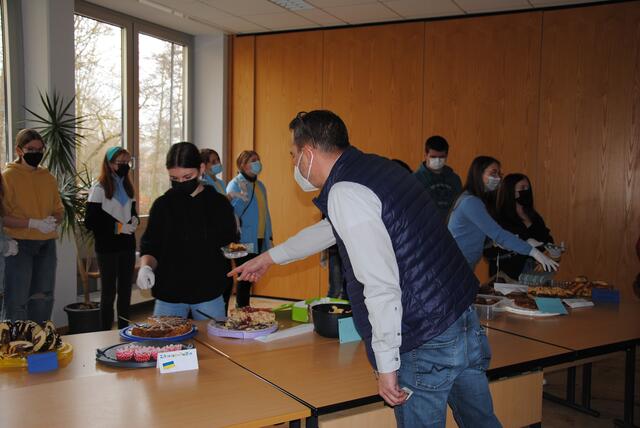 Auch Rektor Andreas Fischer ließ es sich nicht nehmen, sich die Pause mit einem Stück Kuchen zu versüßen. | Foto: Andrea Kaller-Fichtmüller