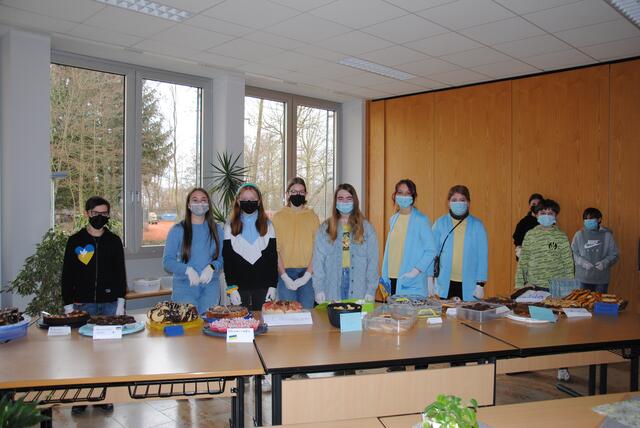 In den ukrainischen Landesfarben gekleidet starteten die Jugendlichen den Kuchenverkauf in der Georg-Keimel-Mittelschule Elsenfeld | Foto: Andrea Kaller-Fichtmüller