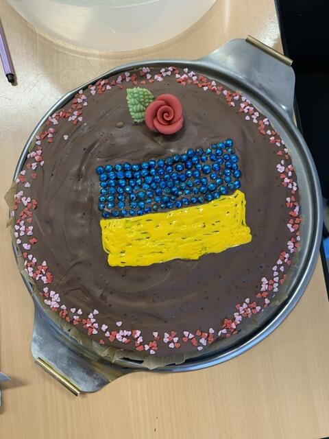 Kuchen mit ukrainischer Flagge als Verzierung beim Kuchenverkauf der Georg-Keimel-Mittelschule Elsenfeld | Foto: Georg-Keimel-Mittelschule Elsenfeld