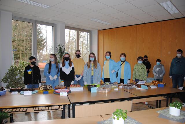 In den ukrainischen Landesfarben gekleidet starteten die Jugendlichen den Kuchenverkauf in der Georg-Keimel-Mittelschule Elsenfeld | Foto: Andrea Kaller-Fichtmüller