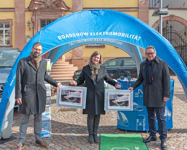 Jeweils ein dickes Starterset E-Mobilität überreichte Miriam Leich an Landrat Jens Marco Scherf (links) und Bürgermeister Bernd Kahlert.