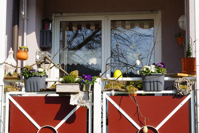 Die österliche Vorfreude ist derzeit überall zu spüren  - in Stadt und Land: hier ein wnderschön geschmückter Balkon in Bürgstadt am Main. 