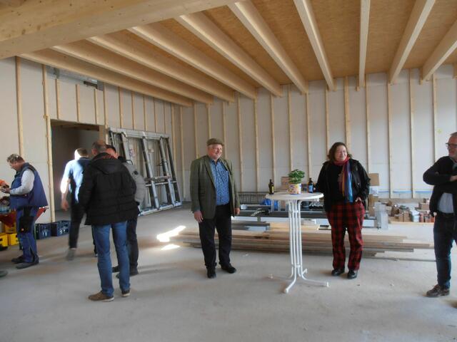 Imbiss für Handwerker und Gäste in der zukünftigen Aula.