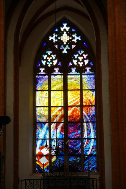 Neuzeitliches Fensterbild in Breslau in der St.Hedwigskirche. 