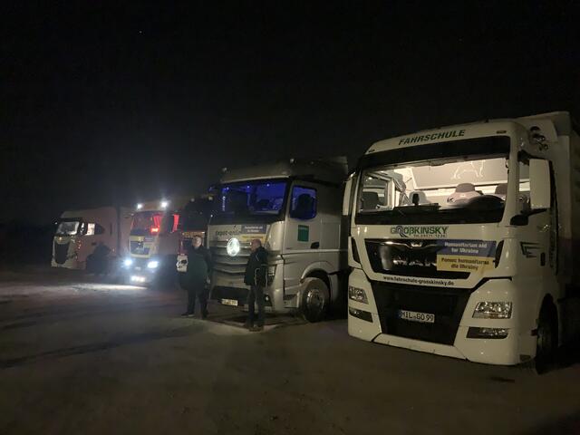 Hilfe aus dem Landkreis:  In der Nacht vom 23. März auf den 24. März trat der LKW Konvoi die Reise nach Polen an.  | Foto: Boris Großkinsky
