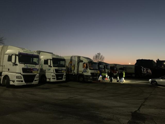 Nach 18 Stunden Fahrt haben die LKW aus dem Landkreis Miltenberg ihr Ziel erreicht.  | Foto: Boris Großkinsky