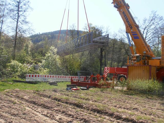 Die Brücke wird in Position gebracht...