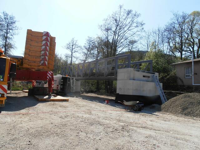 Kurz zuvor montiert, die kleinere der beiden Brücken: 16t schwer und 16,5m lang. 