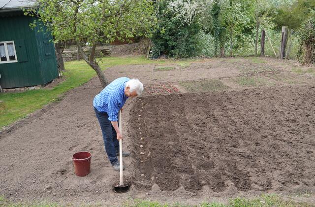 Der Monat Mai macht mit seinen vielfältigen Facetten besondere Wirklichkeits-Ebenen sichtbar. Nehmen wir uns bei jedem Wetter ein wenig Zeit, sei es eine halbe oder eine Stunde, um jenseits von Hast und Lärm über das Gemüt wieder Freundschaft mit der Natur zu knüpfen. Das ist eine Kur für die Seele! Die neue Gartensaison beginnt! Die ersten Kartoffeln werden "gesteckt". 