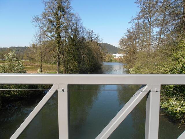 An den Seitenteilen werden Schutznetze angebracht...