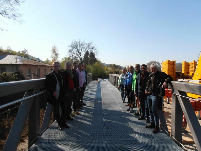 Es dauert nicht mehr lange, dann dürfen Radler*innen und Fußgänger die Brücke überqueren: Der Radweg soll voraussichtlich bis Ende August/September 2022 befahren werden können.