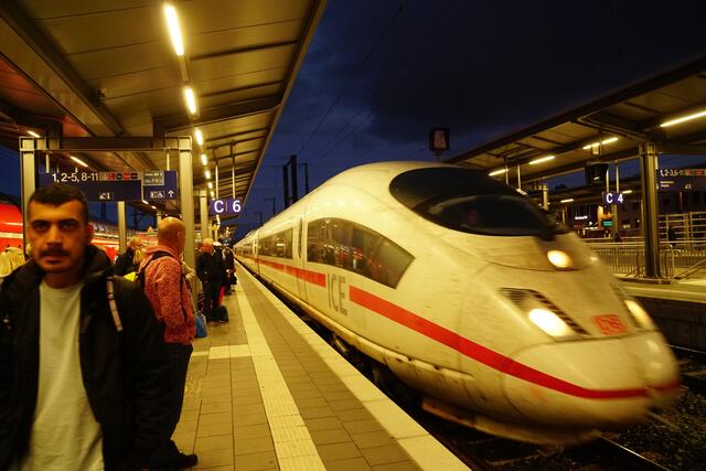 Die Kampagnen für kürzere Arbeitszeiten, Weihnachtsgeld und vier Wochen Urlaub hatten dafür gesorgt, dass Arbeitnehmer heute mehr Freizeit haben und diese auch ausfüllen können.