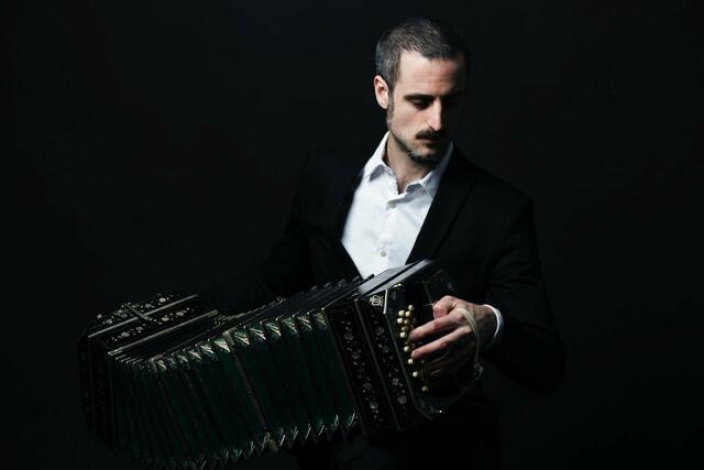 Der Bandoneonspieler Omar Massa ist eine herausragende Größe in seinem Fach und präsentiert in dem Konzert u.a. Werke von Piazzolla, Weil und eigene Kompositionen.