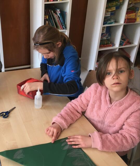 Wir basteln unsere Körbchen | Foto: Montessorischule Soden