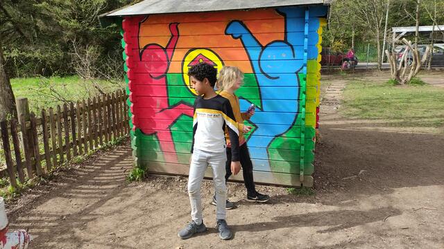 Vor dem beliebten Hüttchen im Schulhof | Foto: Sandra Woelk