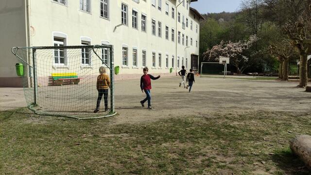Fußball im Schulhof | Foto: Sandra Woelk