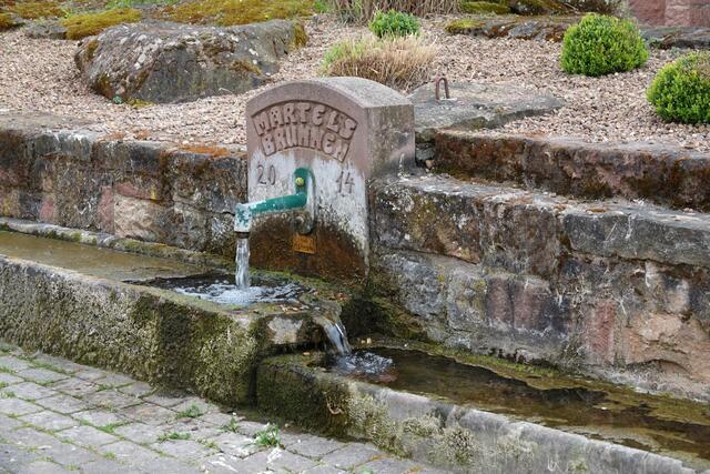 Der renovierte Märtelsbrunnen (2014) in Richelbach.