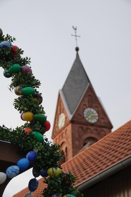 Osterbrunnen und katholische Kirche St. Bilhildis in Richelbach. 