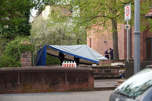 In Richelbach vor der Kirche wird gerade das Bierzelt aufgebaut. 