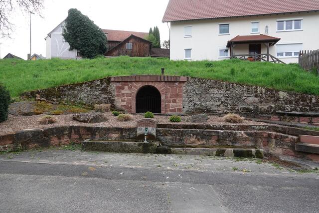Der renovierte Märtelsbrunnen (2014) in Richelbach.