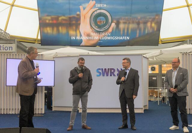 Pressegespräch im Gläsernen Studio des SWR mit (von links) Moderator Henry Barchert, Landrat Jens Marco Scherf, Landrat Dr. Achim Brötel und dem ersten Kreisbeigeordneten des Odenwaldkreises, Oliver Grobeis.