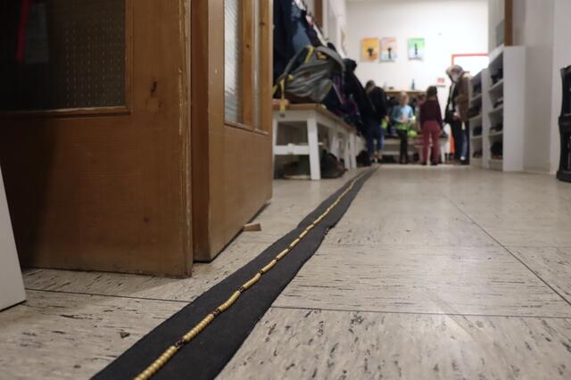 Goldenes Perlenmaterial für Rechenaufgaben in der Grundschule | Foto: Yasmin Louisa Essaoudi