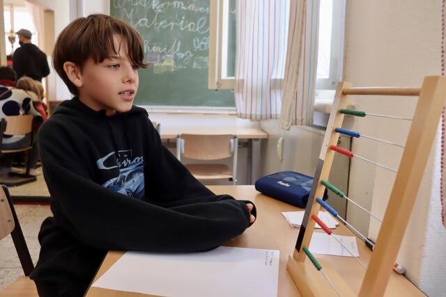 Schüler erklärt Rechenmethoden | Foto: Yasmin Louisa Essaoudi